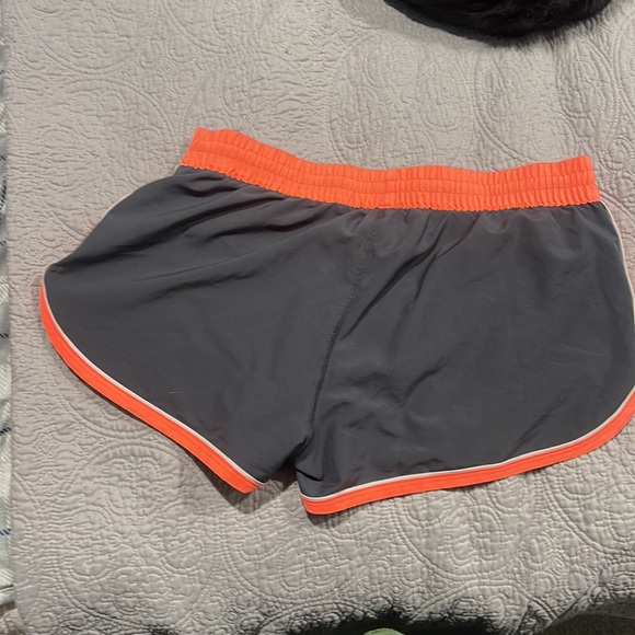 Under Armour women’s workout short - Picture 2 of 3